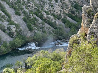 Zrmanja nehrinde Visoki buk şelalesi (Velebit Doğa Parkı, Hırvatistan) - Wasserfall Visoki buk am Fluss Zrmanja (Naturpark Velebit, Kroatien) - Visoki buk na rijeci Zrmanji (Park Velebit, Hrvatska)