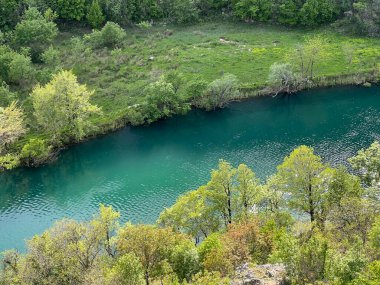 Zrmanja Nehri (Hırvatistan) - Zrmanja-Fluss nach der Muendung des Flusses Krupa (Naturpark Velebit, Kroatien) - Rijeka Zrmanja nakon usca rijeke Krupe (Park prirode Velebit, Hrvatska)