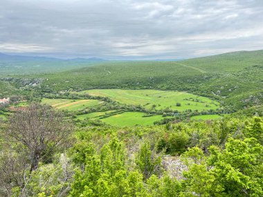 Velebit Doğa Parkı (Hırvatistan) - Manastirske luke, dolina uz rijeku Krupu sa pasnjacima i poljoprivrednzemljistima (Park prirode Velebit, Hrvatska)