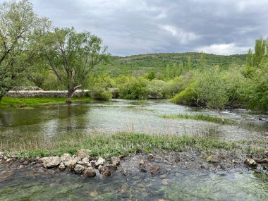 Krupa Nehri ve Krupa Manastırı (Velebit Doğa Parkı, Hırvatistan) - Rijeka Krupa i njezin tok na podrucju manastira Krupa (Park prirode Velebit, Hrvatska)