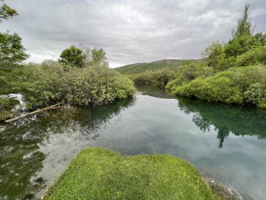 Krupa Nehri ve Krupa Manastırı (Velebit Doğa Parkı, Hırvatistan) - Rijeka Krupa i njezin tok na podrucju manastira Krupa (Park prirode Velebit, Hrvatska)