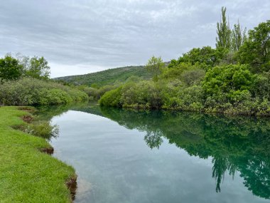 Krupa Nehri ve Krupa Manastırı (Velebit Doğa Parkı, Hırvatistan) - Rijeka Krupa i njezin tok na podrucju manastira Krupa (Park prirode Velebit, Hrvatska)