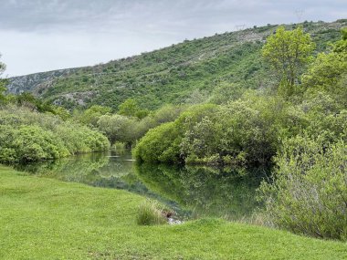 Krupa Nehri ve Krupa Manastırı (Velebit Doğa Parkı, Hırvatistan) - Rijeka Krupa i njezin tok na podrucju manastira Krupa (Park prirode Velebit, Hrvatska)