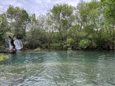 Hırvatistan 'daki Krupa Manastırı' nın yanındaki Krupa Nehri 'ndeki Şelale (Velebit Doğa Parkı, Hırvatistan) - Krupi manastira Krupa' yı gözlemiştir (Park prirode Velebit, Hrvatska)