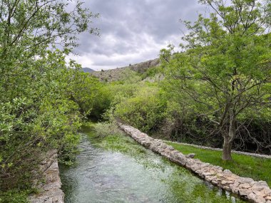 Krupa Nehri ve aynı adı taşıyan (Velebit Doğa Parkı, Hırvatistan) köyündeki baharın eteğindeki rotası - Rijeka Krupa i njezin tok podno izvora u istoimenom naselju (Park prirode Velebit, Hrvatska)