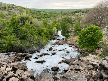 Krupa Nehri 'nin (Velebit Doğa Parkı, Hırvatistan) ilk baharı - die Karstquelle des Flusses Krupa oder Krupa-Quelle (Naturpark Velebit, Kroatien) - Vrelo Krupe ili izvor rijeke Krupe (Hrvatska)