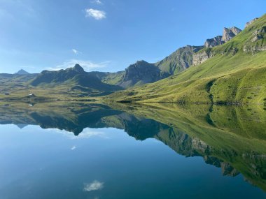 Uri Alp Dağları 'ndaki Melchsee ya da Melch Gölü, Kerns - İsviçre' nin Obwald Kantonu (Kanton Obwalden, Schweiz)