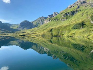 Uri Alp Dağları 'ndaki Melchsee ya da Melch Gölü, Kerns - İsviçre' nin Obwald Kantonu (Kanton Obwalden, Schweiz)