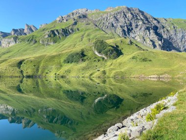Uri Alp Dağları 'ndaki Melchsee ya da Melch Gölü, Kerns - İsviçre' nin Obwald Kantonu (Kanton Obwalden, Schweiz)