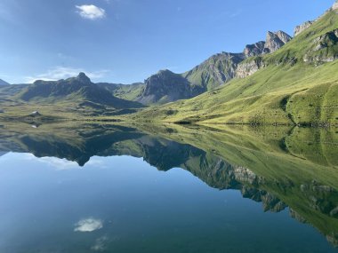 Uri Alp Dağları 'ndaki Melchsee ya da Melch Gölü, Kerns - İsviçre' nin Obwald Kantonu (Kanton Obwalden, Schweiz)
