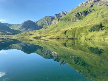 Uri Alp Dağları 'ndaki Melchsee ya da Melch Gölü, Kerns - İsviçre' nin Obwald Kantonu (Kanton Obwalden, Schweiz)