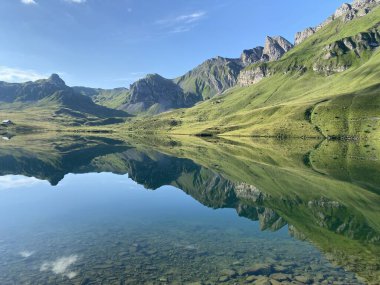 Uri Alp Dağları 'ndaki Melchsee ya da Melch Gölü, Kerns - İsviçre' nin Obwald Kantonu (Kanton Obwalden, Schweiz)