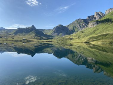 Uri Alp Dağları 'ndaki Melchsee ya da Melch Gölü, Kerns - İsviçre' nin Obwald Kantonu (Kanton Obwalden, Schweiz)