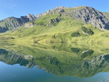 Uri Alp Dağları 'ndaki Melchsee ya da Melch Gölü, Kerns - İsviçre' nin Obwald Kantonu (Kanton Obwalden, Schweiz)