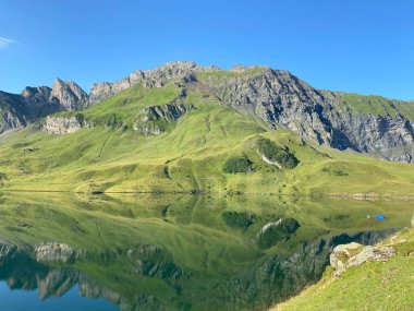 Uri Alp Dağları 'ndaki Melchsee ya da Melch Gölü, Kerns - İsviçre' nin Obwald Kantonu (Kanton Obwalden, Schweiz)
