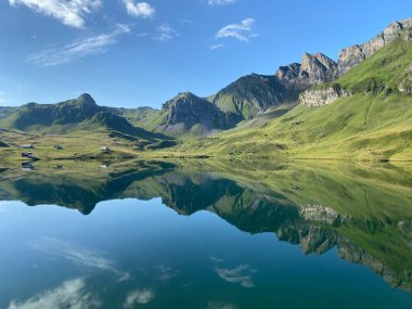 Uri Alp Dağları 'ndaki Melchsee ya da Melch Gölü, Kerns - İsviçre' nin Obwald Kantonu (Kanton Obwalden, Schweiz)
