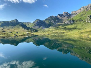 Uri Alp Dağları 'ndaki Melchsee ya da Melch Gölü, Kerns - İsviçre' nin Obwald Kantonu (Kanton Obwalden, Schweiz)