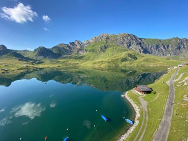 Uri Alp Dağları 'ndaki Melchsee ya da Melch Gölü, Kerns - İsviçre' nin Obwald Kantonu (Kanton Obwalden, Schweiz)