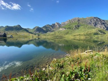 Uri Alp Dağları 'ndaki Melchsee ya da Melch Gölü, Kerns - İsviçre' nin Obwald Kantonu (Kanton Obwalden, Schweiz)