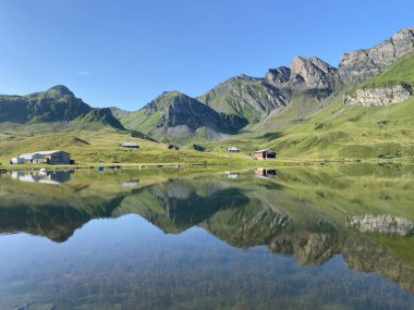 Uri Alp Dağları 'ndaki Melchsee ya da Melch Gölü, Kerns - İsviçre' nin Obwald Kantonu (Kanton Obwalden, Schweiz)