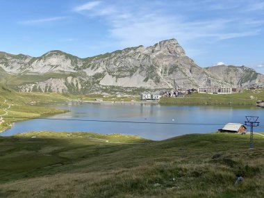 Uri Alp Dağları 'ndaki Melchsee ya da Melch Gölü, Kerns - İsviçre' nin Obwald Kantonu (Kanton Obwalden, Schweiz)
