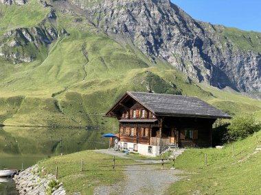 Geleneksel kırsal mimari ve aile çiftlik hayvanları çiftlikleri Uri Alps dağ kitlesi, Melchtal - Kanton of Obwald, İsviçre (Kanton Obwalden, Schweiz)
