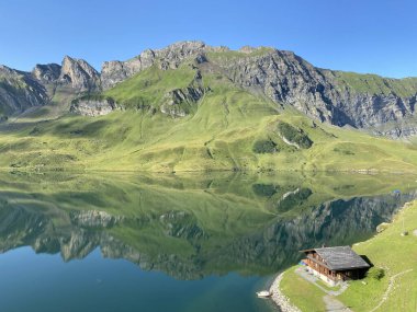 Geleneksel kırsal mimari ve aile çiftlik hayvanları çiftlikleri Uri Alps dağ kitlesi, Melchtal - Kanton of Obwald, İsviçre (Kanton Obwalden, Schweiz)