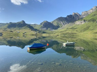 Uri Alp Dağları 'ndaki Melchsee ya da Melch Gölü' ndeki yapay tekneler, Melchtal Kantonu (Kanton Obwalden, Schweiz)