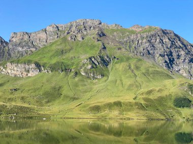 Alp zirvesi Glogghues (Glogghus) Melchsee Gölü 'nün yukarısında ve Uri Alp Dağları' nda, Melchtal - Obwalden Kantonu, İsviçre (Kanton Obwald, Schweiz)