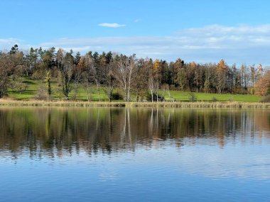 İsviçre Katzensee gölleri (Katzensee gölleri), Regensdorf - Lenzerheide - Zürih Kantonu (Zuerich), İsviçre (Schweiz)