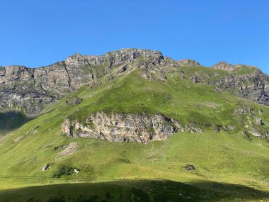 Uri Alp Dağları 'ndaki Melchsee ya da Melch Gölü' nün yukarısındaki Rocky alp zirveleri, Kerns - Obwald Kantonu, İsviçre (Kanton Obwalden, Schweiz)