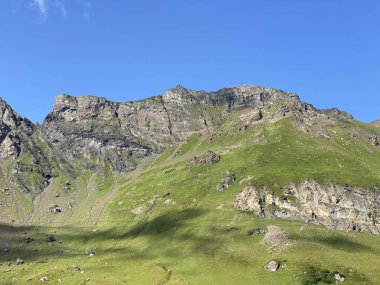 Uri Alp Dağları 'ndaki Melchsee ya da Melch Gölü' nün yukarısındaki Rocky alp zirveleri, Kerns - Obwald Kantonu, İsviçre (Kanton Obwalden, Schweiz)
