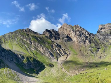 Uri Alp Dağları 'ndaki Melchsee ya da Melch Gölü' nün yukarısındaki Rocky alp zirveleri, Kerns - Obwald Kantonu, İsviçre (Kanton Obwalden, Schweiz)