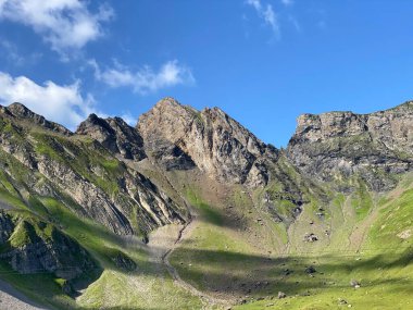 Uri Alp Dağları 'ndaki Melchsee ya da Melch Gölü' nün yukarısındaki Rocky alp zirveleri, Kerns - Obwald Kantonu, İsviçre (Kanton Obwalden, Schweiz)