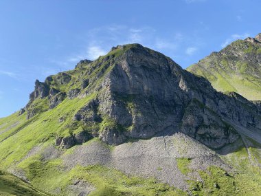 Uri Alp Dağları 'ndaki Melchsee ya da Melch Gölü' nün yukarısındaki Rocky alp zirveleri, Kerns - Obwald Kantonu, İsviçre (Kanton Obwalden, Schweiz)