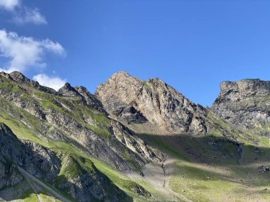 Uri Alp Dağları 'ndaki Melchsee ya da Melch Gölü' nün yukarısındaki Rocky alp zirveleri, Kerns - Obwald Kantonu, İsviçre (Kanton Obwalden, Schweiz)