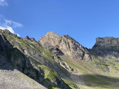 Uri Alp Dağları 'ndaki Melchsee ya da Melch Gölü' nün yukarısındaki Rocky alp zirveleri, Kerns - Obwald Kantonu, İsviçre (Kanton Obwalden, Schweiz)