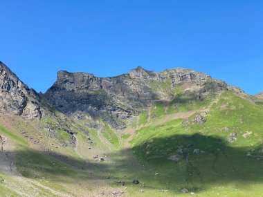 Uri Alp Dağları 'ndaki Melchsee ya da Melch Gölü' nün yukarısındaki Rocky alp zirveleri, Kerns - Obwald Kantonu, İsviçre (Kanton Obwalden, Schweiz)