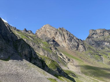 Uri Alp Dağları 'ndaki Melchsee ya da Melch Gölü' nün yukarısındaki Rocky alp zirveleri, Kerns - Obwald Kantonu, İsviçre (Kanton Obwalden, Schweiz)
