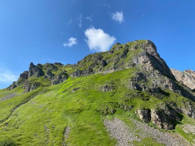 Uri Alp Dağları 'ndaki Melchsee ya da Melch Gölü' nün yukarısındaki Rocky alp zirveleri, Kerns - Obwald Kantonu, İsviçre (Kanton Obwalden, Schweiz)