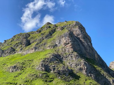 Uri Alp Dağları 'ndaki Melchsee ya da Melch Gölü' nün yukarısındaki Rocky alp zirveleri, Kerns - Obwald Kantonu, İsviçre (Kanton Obwalden, Schweiz)