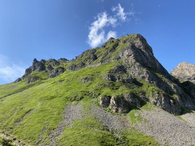 Uri Alp Dağları 'ndaki Melchsee ya da Melch Gölü' nün yukarısındaki Rocky alp zirveleri, Kerns - Obwald Kantonu, İsviçre (Kanton Obwalden, Schweiz)