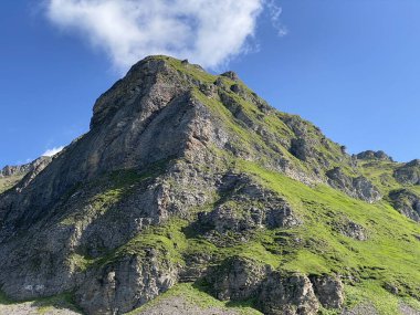 Uri Alp Dağları 'ndaki Melchsee ya da Melch Gölü' nün yukarısındaki Rocky alp zirveleri, Kerns - Obwald Kantonu, İsviçre (Kanton Obwalden, Schweiz)