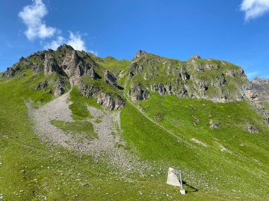 Uri Alp Dağları 'ndaki Melchsee ya da Melch Gölü' nün yukarısındaki Rocky alp zirveleri, Kerns - Obwald Kantonu, İsviçre (Kanton Obwalden, Schweiz)