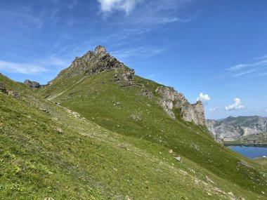 Uri Alp Dağları 'ndaki Melchsee ya da Melch Gölü' nün yukarısındaki Rocky alp zirveleri, Kerns - Obwald Kantonu, İsviçre (Kanton Obwalden, Schweiz)