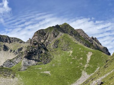 Uri Alp Dağları 'ndaki Melchsee ya da Melch Gölü' nün yukarısındaki Rocky alp zirveleri, Kerns - Obwald Kantonu, İsviçre (Kanton Obwalden, Schweiz)