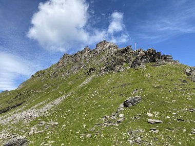 Uri Alp Dağları 'ndaki Melchsee ya da Melch Gölü' nün yukarısındaki Rocky alp zirveleri, Kerns - Obwald Kantonu, İsviçre (Kanton Obwalden, Schweiz)