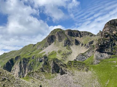 Uri Alp Dağları 'ndaki Melchsee ya da Melch Gölü' nün yukarısındaki Rocky alp zirveleri, Kerns - Obwald Kantonu, İsviçre (Kanton Obwalden, Schweiz)