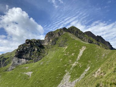 Uri Alp Dağları 'ndaki Melchsee ya da Melch Gölü' nün yukarısındaki Rocky alp zirveleri, Kerns - Obwald Kantonu, İsviçre (Kanton Obwalden, Schweiz)