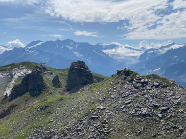 Uri Alp Dağları 'ndaki Melchsee ya da Melch Gölü' nün yukarısındaki Rocky alp zirveleri, Kerns - Obwald Kantonu, İsviçre (Kanton Obwalden, Schweiz)